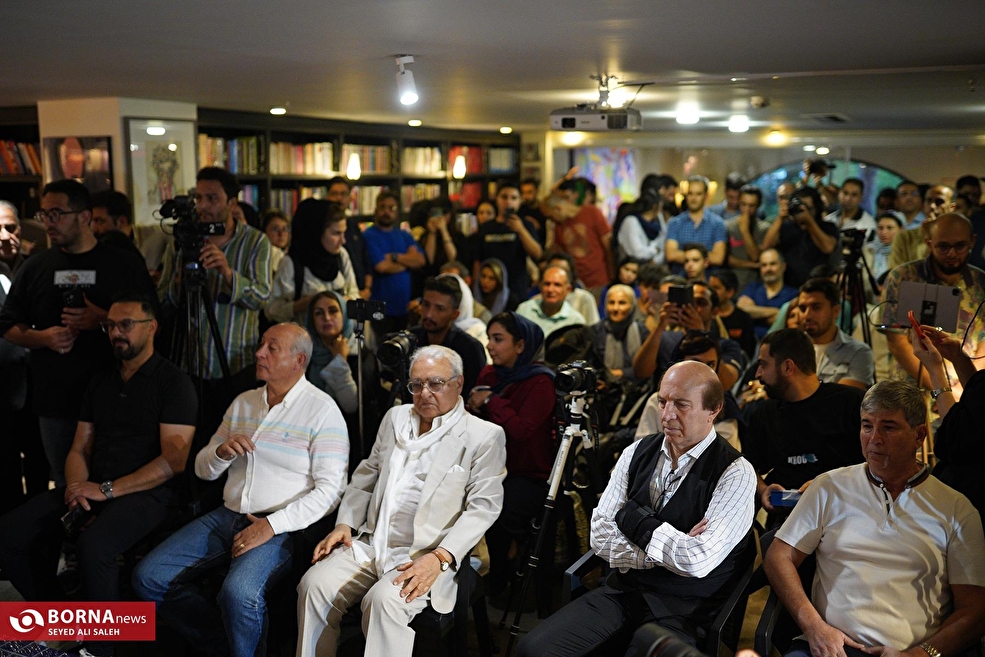 ⁨ ⁨مراسم رونمایی کتاب آبی آنتیک؛ از تاج تا استقلال