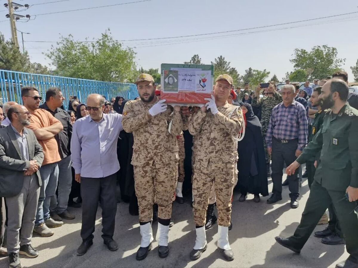 تشییع پیکر شهیده «پریسا راه ‌روسنقری» در تاکستان