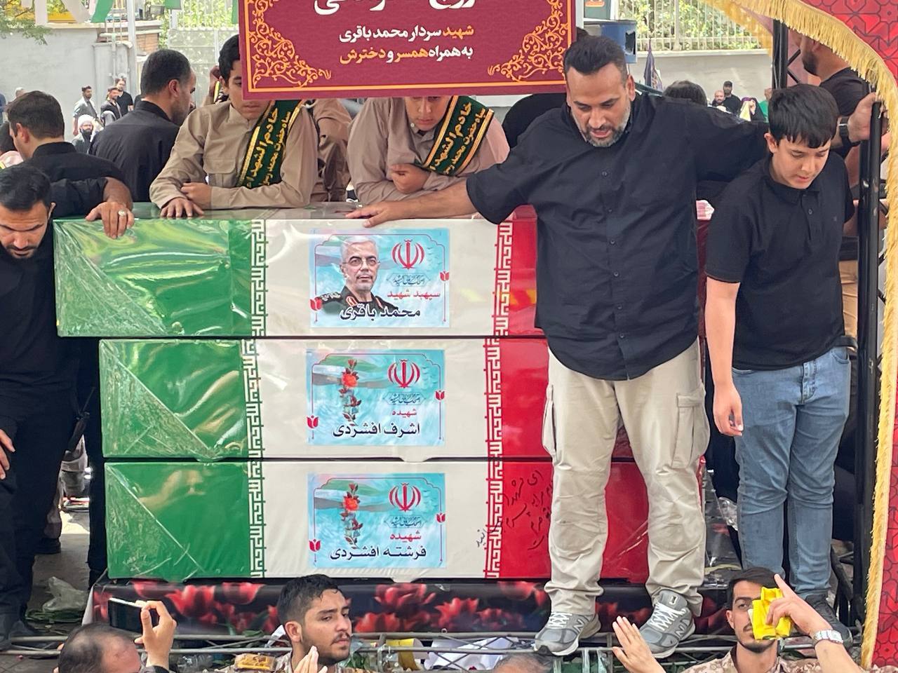 وداع ملت با قهرمانان وطن/همه آمدند وداع ملت با قهرمانان وطن/همه آمدند