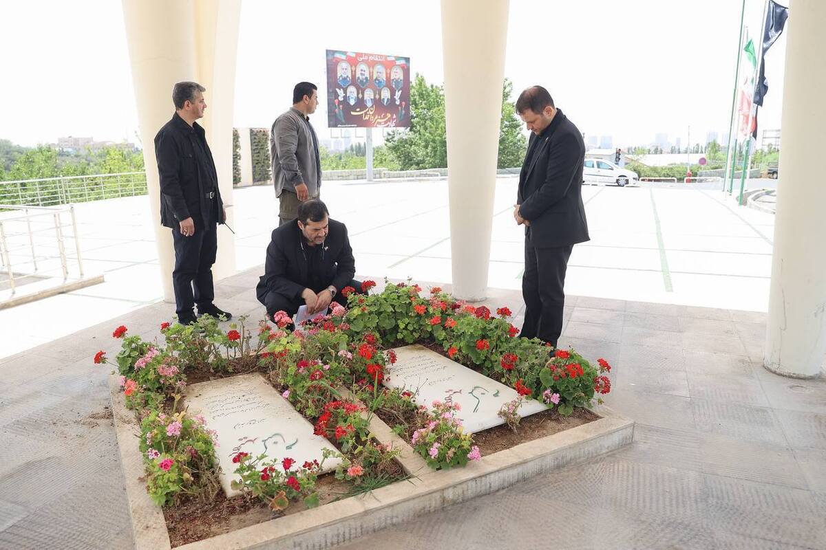   دنیامالی بر سر مزار شهدای گمنام وزارت ورزش و جوانان