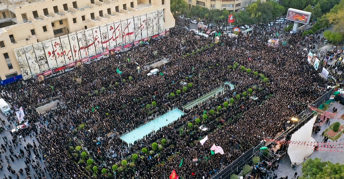 برپایی اجتماع عظیم عزاداران حسینی در روز عاشورا در میدان حسین(ع) اصفهان