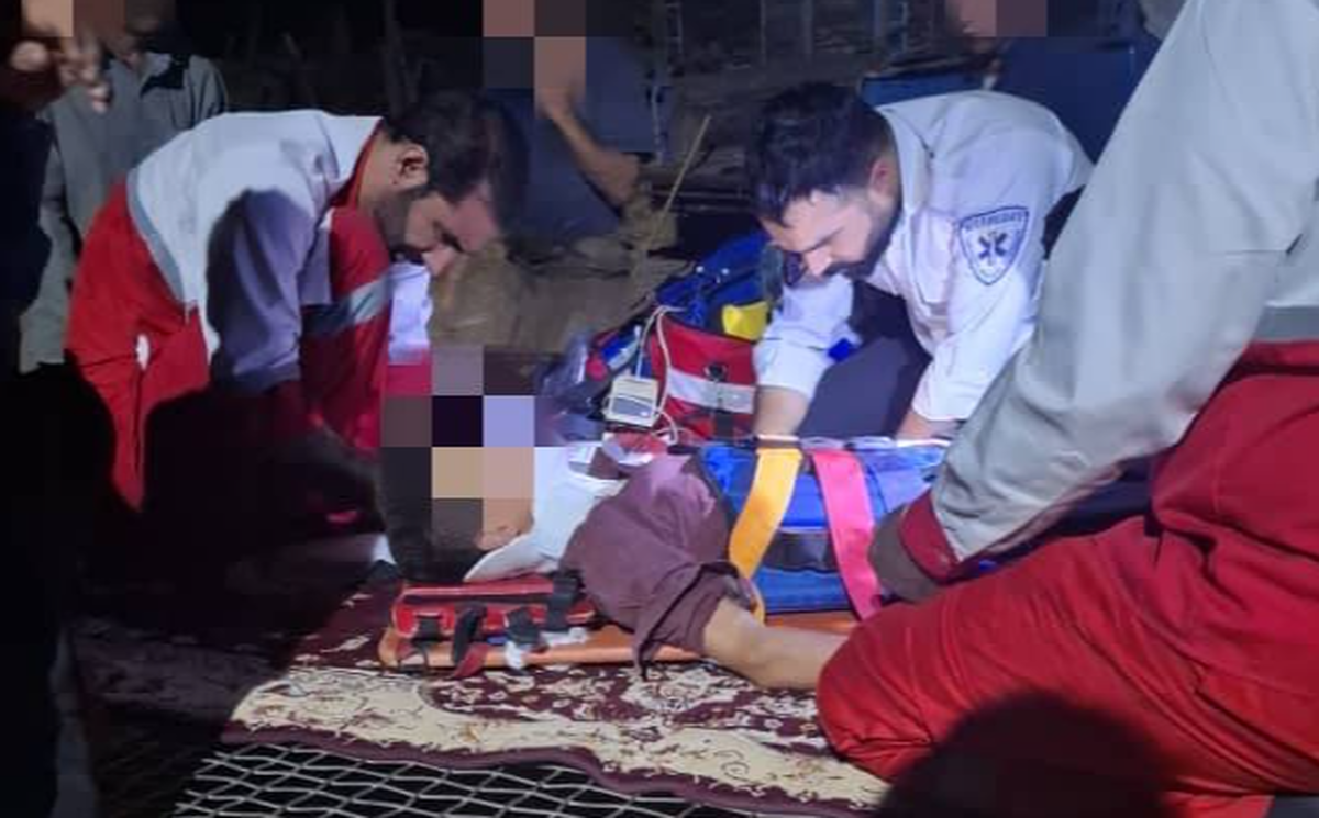 تلاش ۷ ساعته نجاتگران هلال احمر برای انتقال مصدوم حادثه سقوط از ارتفاع های صعب‌العبور