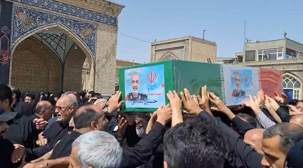 پیکر سرلشکر شهید حسین سلامی در خاک آرام گرفت