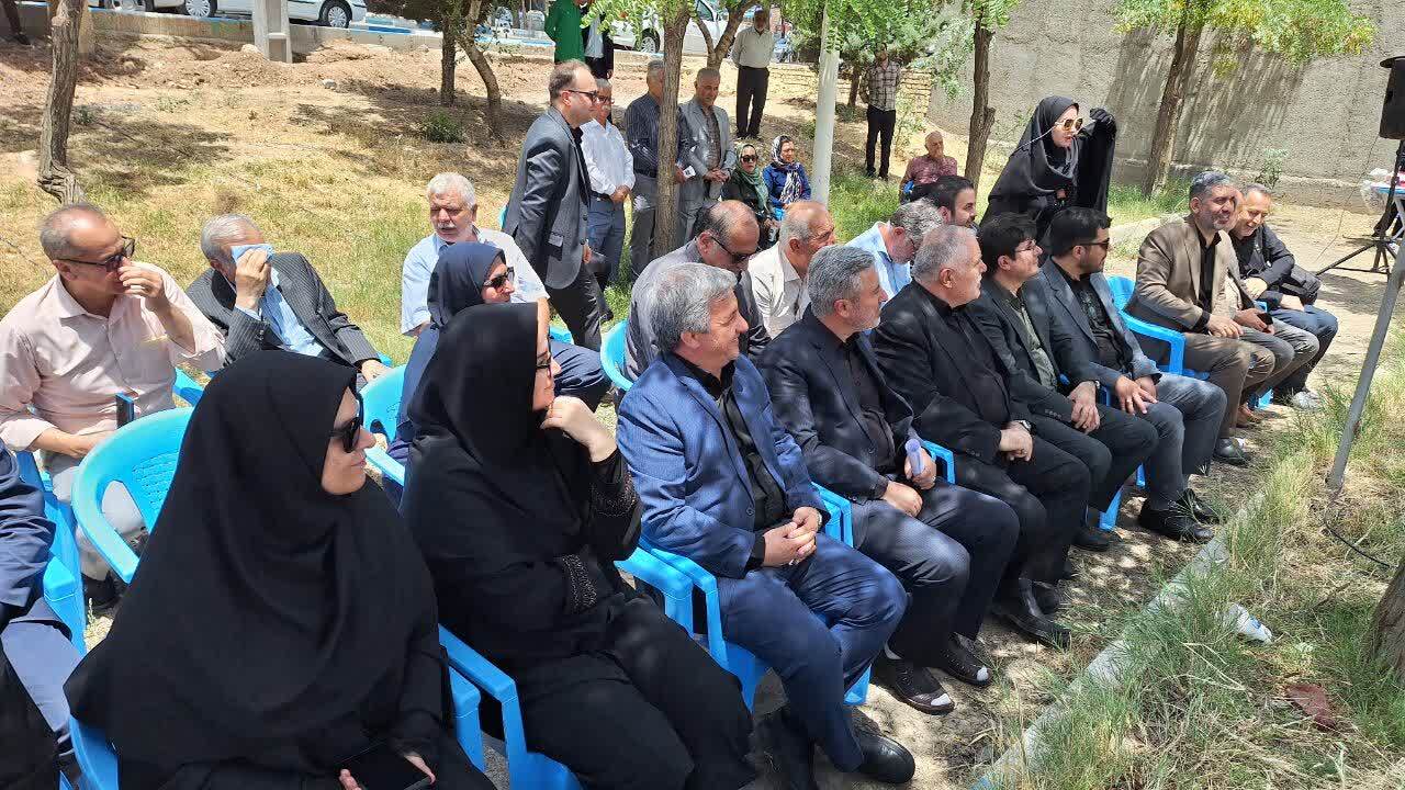 کلنگ احداث کتابخانه مرکزی تاکستان به زمین زده شد