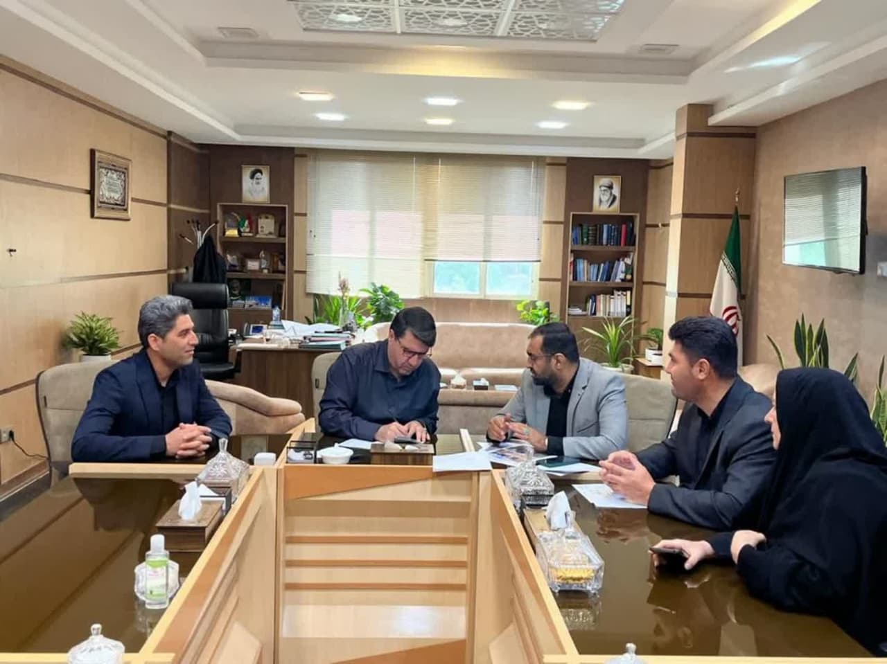 بررسی روند اجرایی پروژه‌های شهر بویین‌زهرا در دیدار با شهردار و اعضای شورای شهر