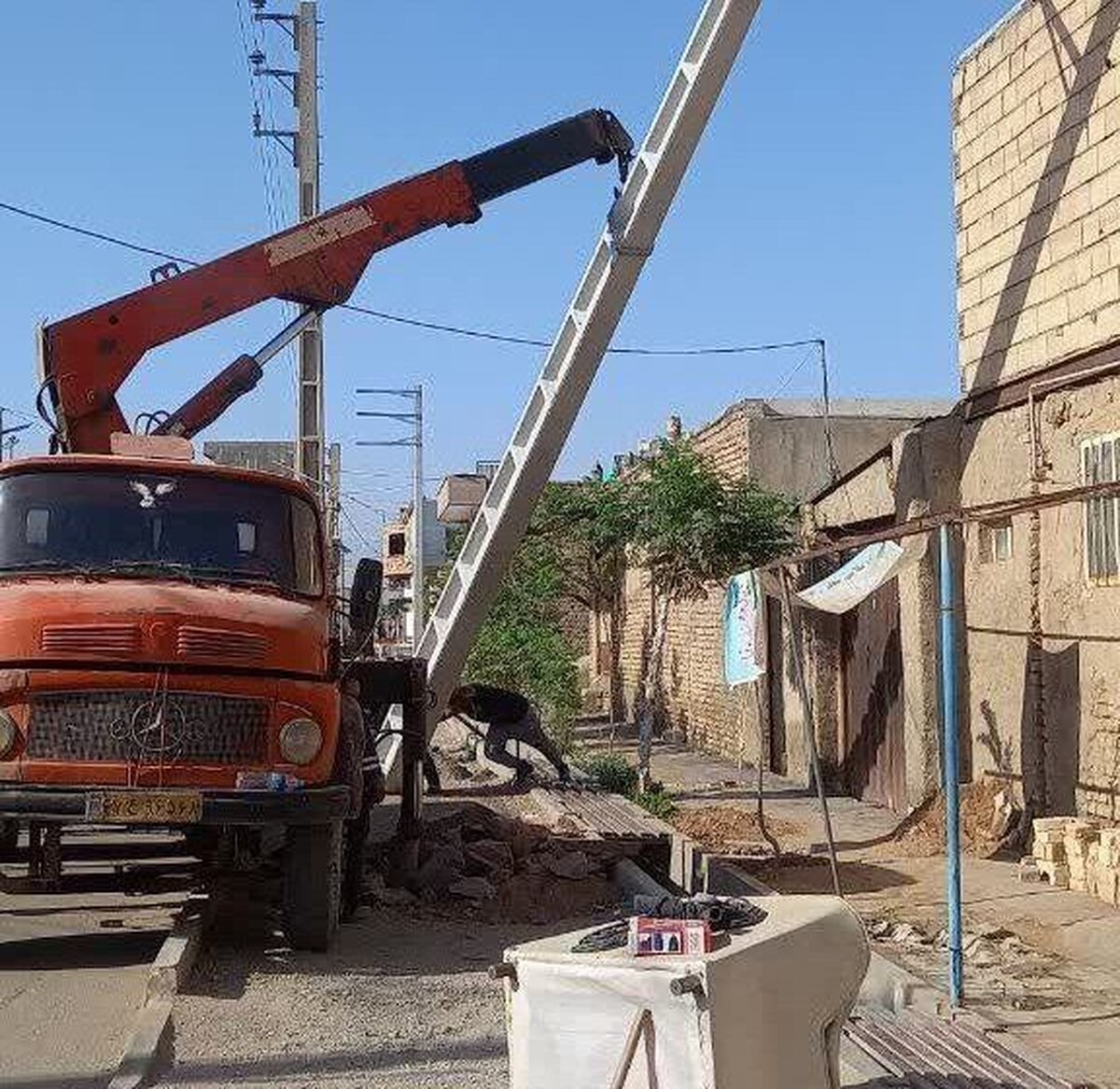 جابجایی تیرهای برق فشار قوی برای توسعه خیابان امام خمینی(ره) در روستای علی‌آباد