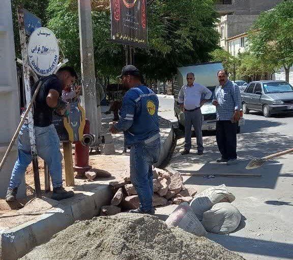 جابجایی تیرهای برق فشار قوی برای توسعه خیابان امام خمینی(ره) در روستای علی‌آباد