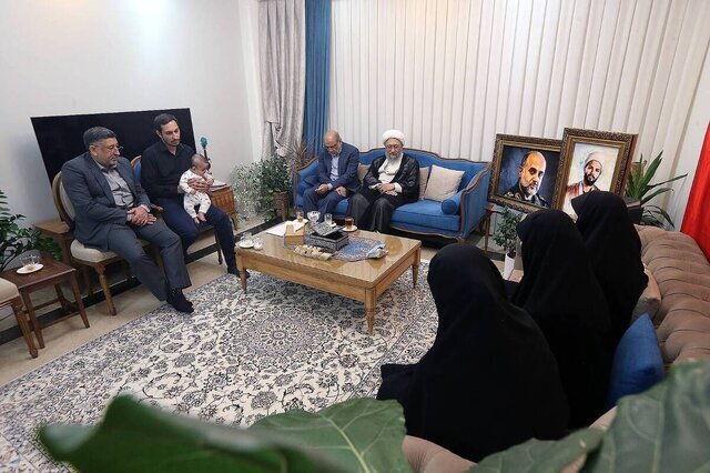 دیدار آملی لاریجانی با خانواده شهیدان سپهبد سلامی و رشید