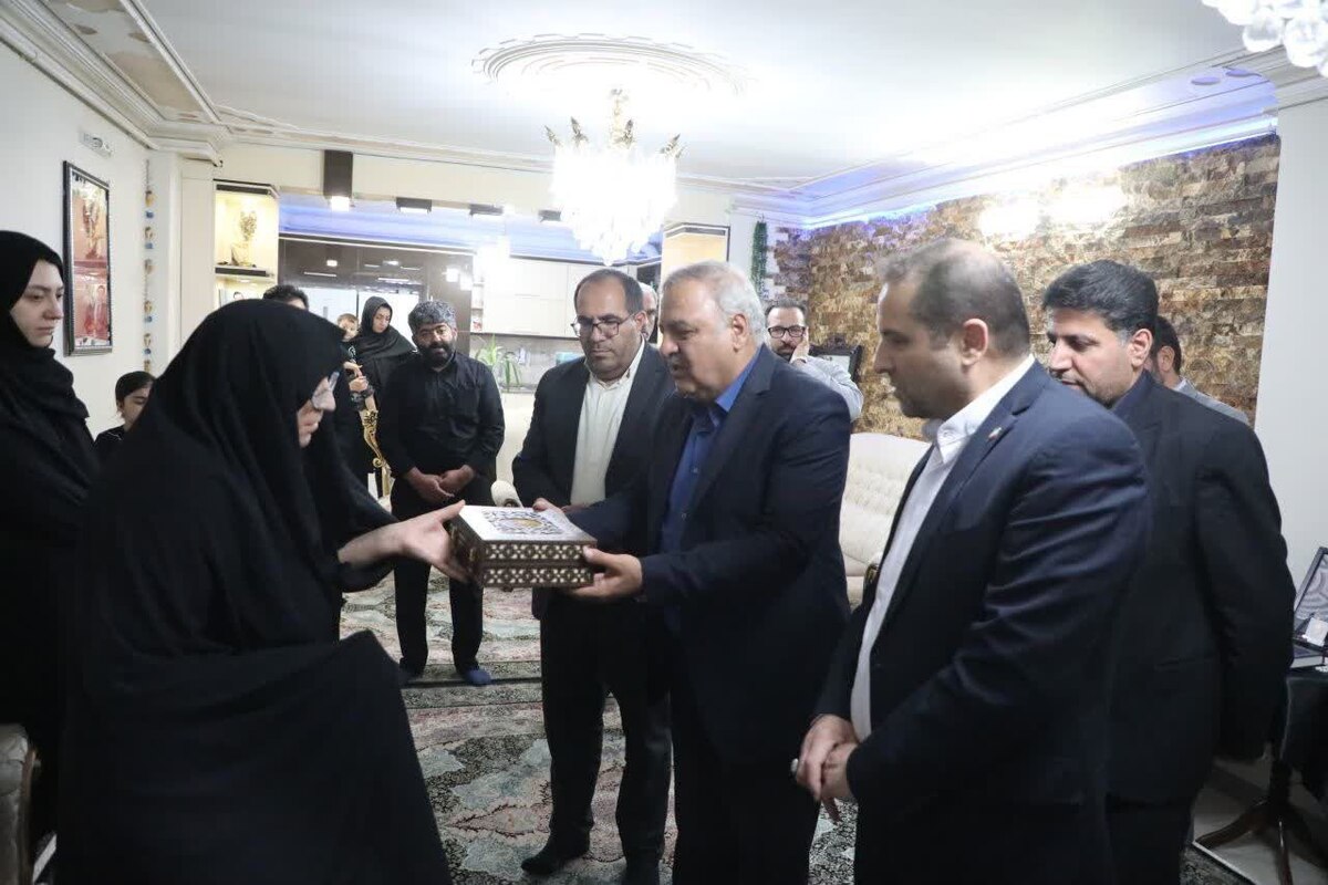 لوح سپاس دنیامالی به خانواده شهید زیوری رسید