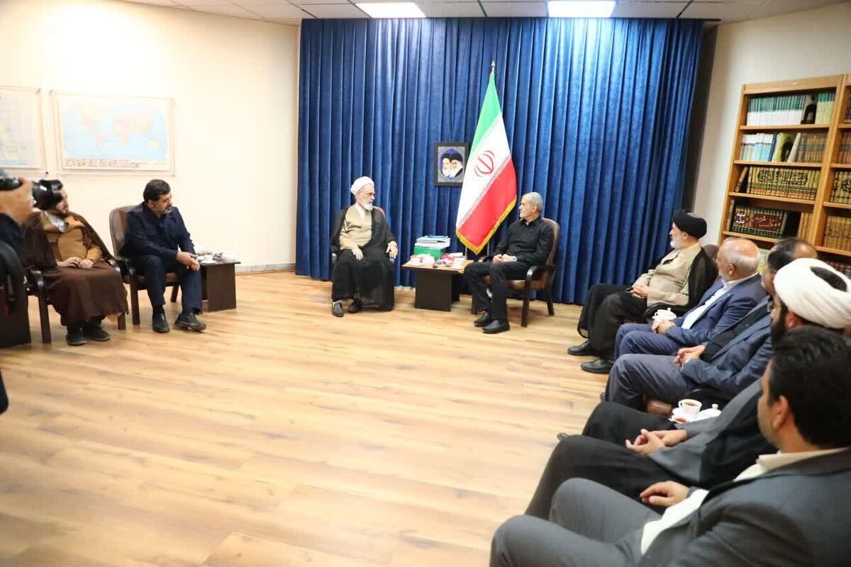 دیدار پزشکیان با آیت الله اعرافی