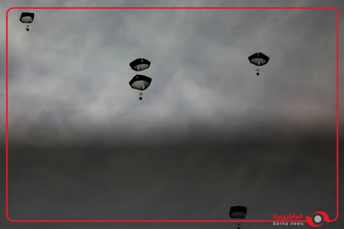 هواپیمای فرانسوی در حال ایردراپ مواد غذایی بر فراز غزه