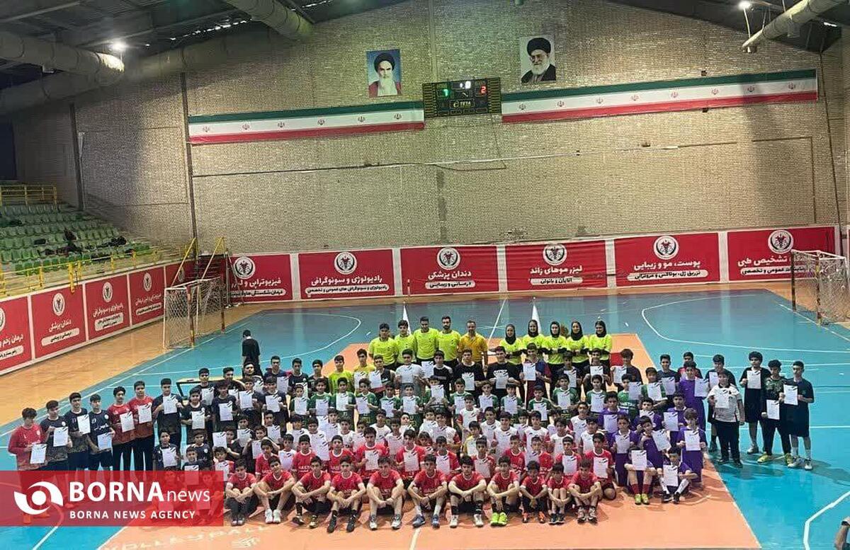 سلام نظامی خردسالان هندبالیست به پرچم ایران؛ البرز با افتخار، آینده سازان خود را معرفی میکند