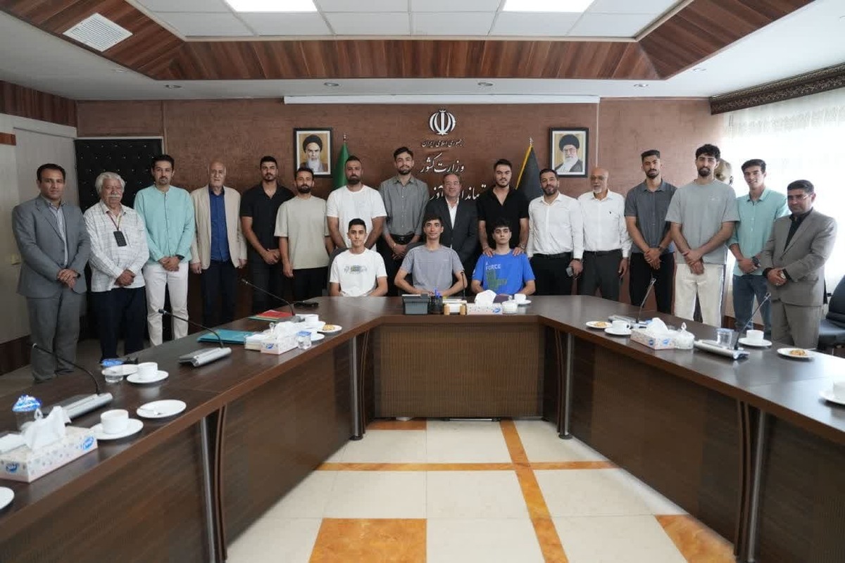 دیدار جمعی از پیشکسوتان و ملی‌پوشان والیبال با استاندار آذربایجان‌غربی