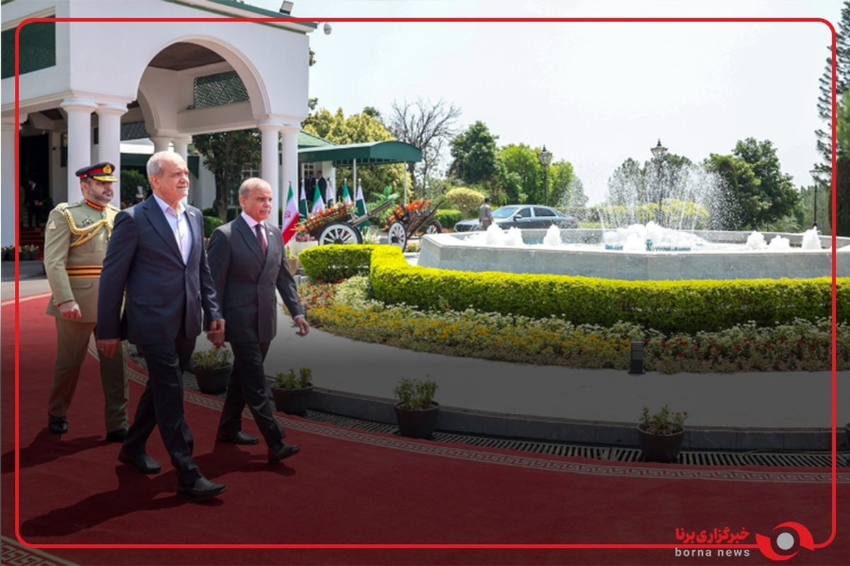 کاشت یک نهال درخت توسط پزشکیان در کاخ نخست وزیری پاکستان