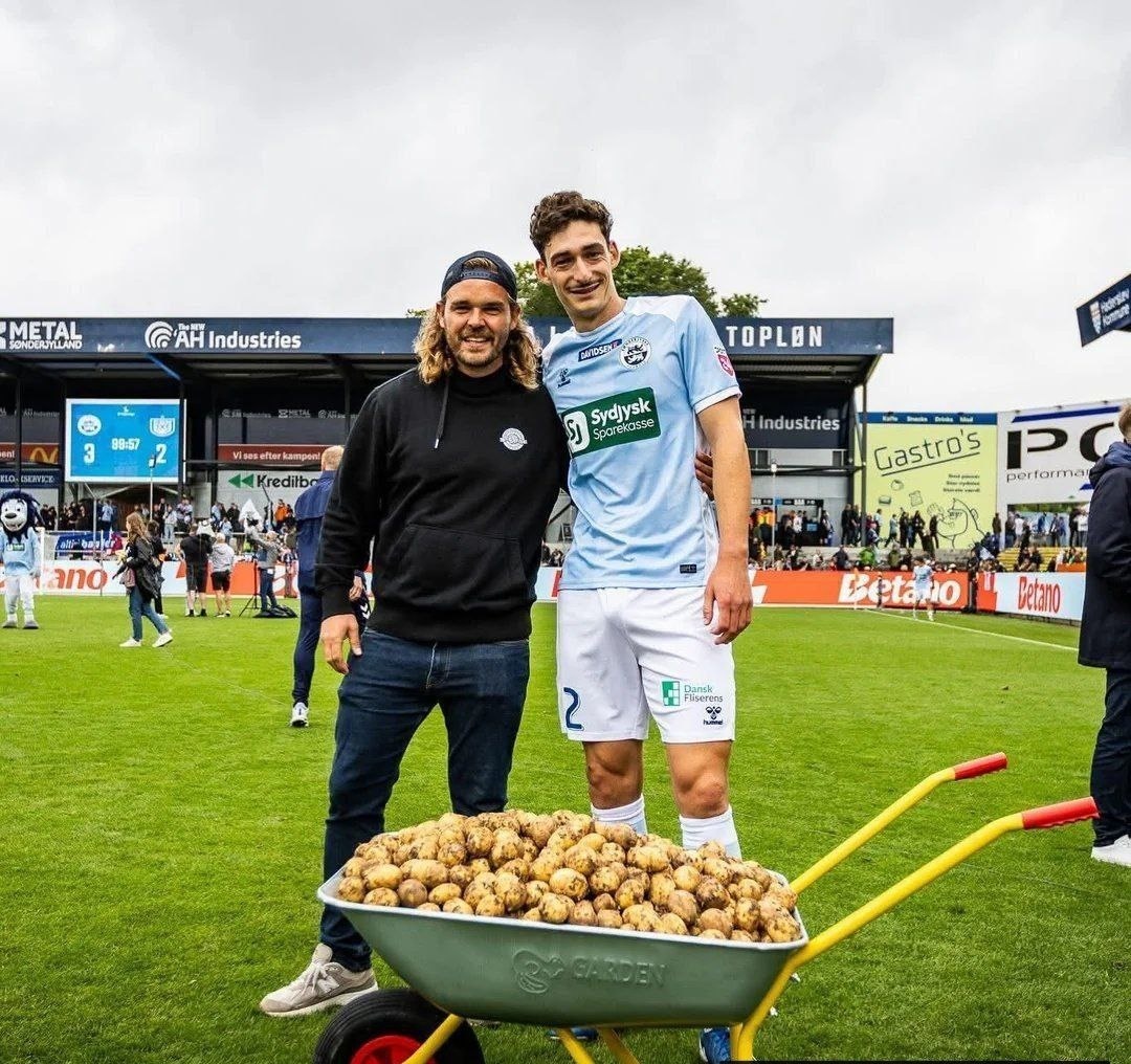 جایزه عجیب برای یک بازیکن فوتبال؛ یک فرغون سیب زمینی!