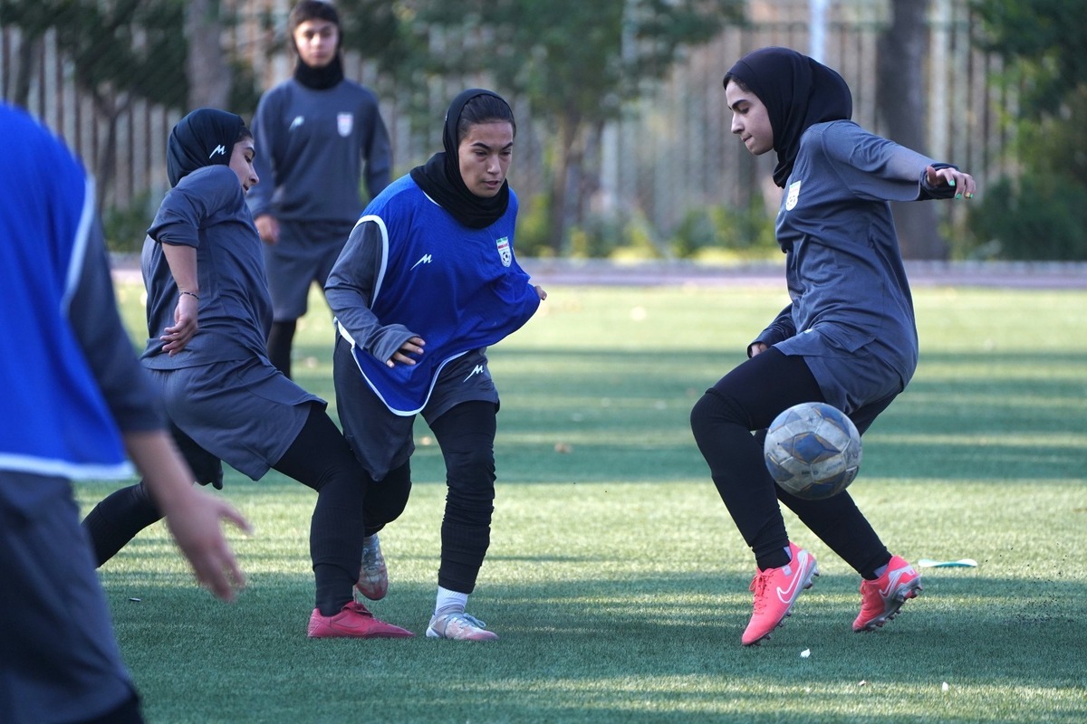 تأکید مهینی بر اجرای دقیق نکات فنی در روز دوم اردوی تیم ملی فوتبال دختران زیر ۱۷ سال
