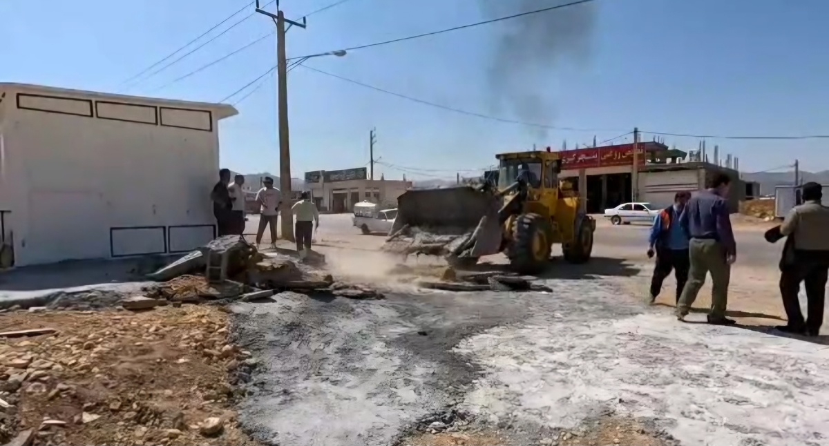 تخریب ساخت و سازهای غیرمجاز و آزادسازی ۶ هزار مترمربع از حریم راه‌های شهرستان بویراحمد