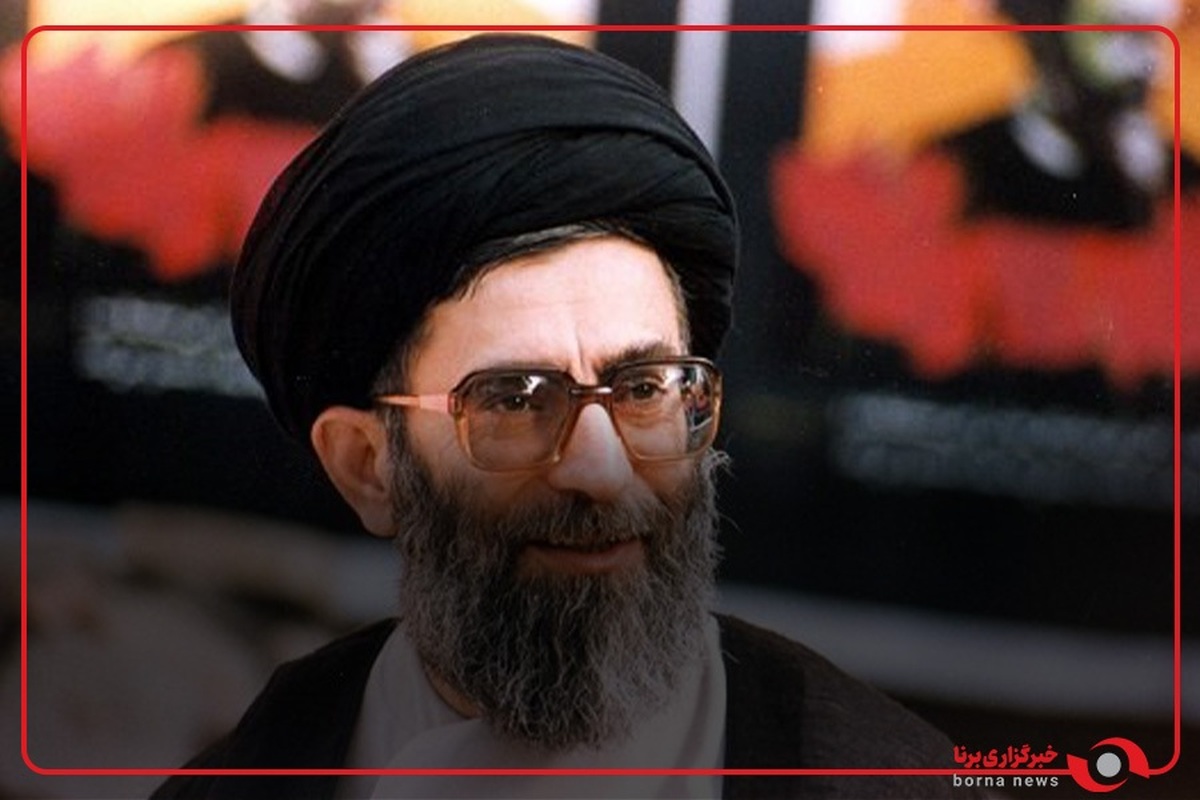 فیلم دیده‌نشده‌ای از حضور آیت‌الله خامنه‌ای با گان پزشکی در اتاق عمل بیمارستان صحرایی در دوران دفاع مقدس