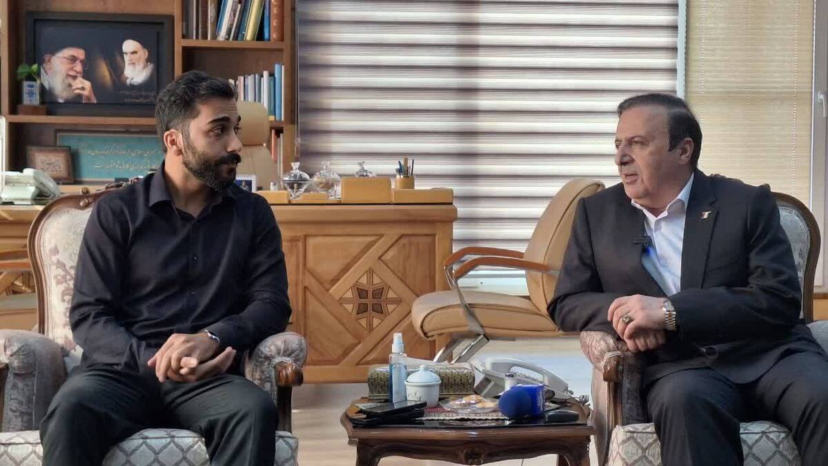 استاندار قزوین با خانواده شهید جنگ ۱۲ روزه بهنام قاسمیان دیدار و گفت‌و‌گو کرد