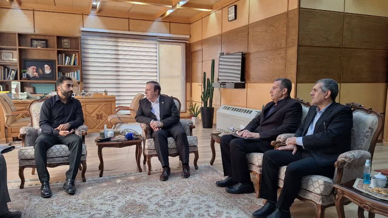 استاندار قزوین با خانواده شهید جنگ ۱۲ روزه بهنام قاسمیان دیدار و گفتوگو کرد استاندار قزوین با خانواده شهید جنگ ۱۲ روزه بهنام قاسمیان دیدار و گفتوگو کرد