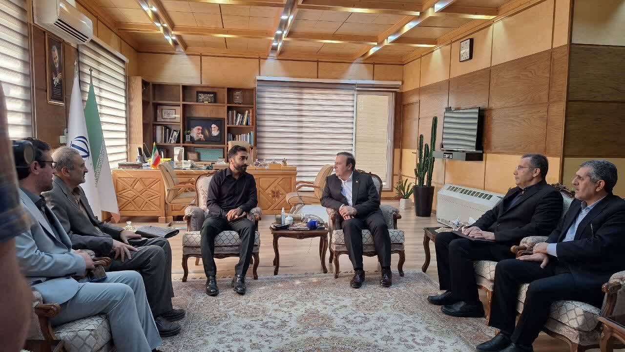 استاندار قزوین با خانواده شهید جنگ ۱۲ روزه بهنام قاسمیان دیدار و گفتوگو کرد استاندار قزوین با خانواده شهید جنگ ۱۲ روزه بهنام قاسمیان دیدار و گفتوگو کرد