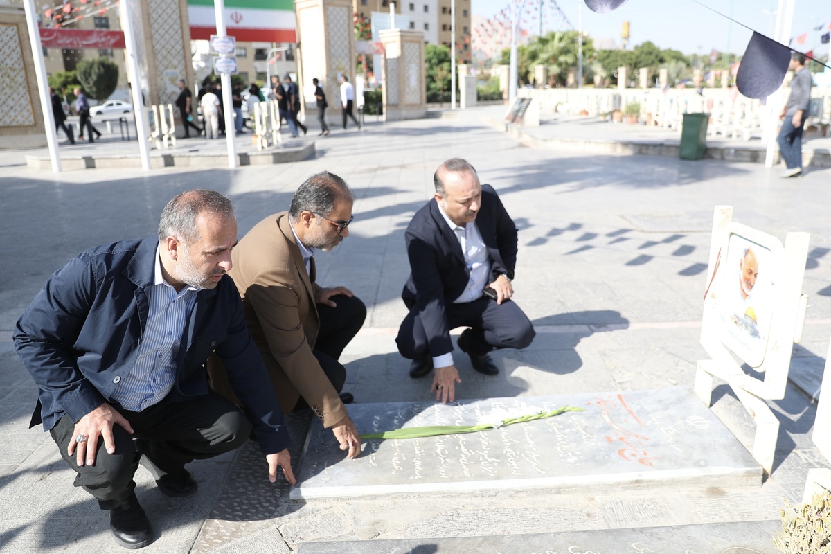 مدیرعامل برنا با حضور در گلستان شهدا، سفر خود به اصفهان را آغاز کرد