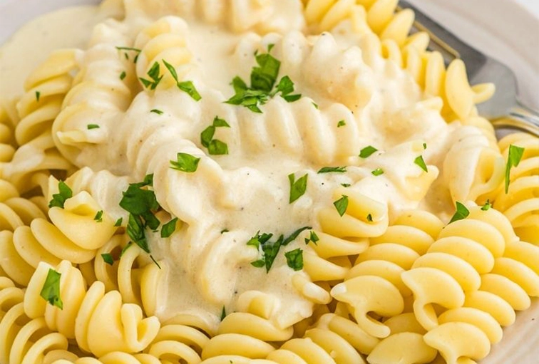 طرز تهیه پاستا پنه آلفردو با پنیر پیتزا