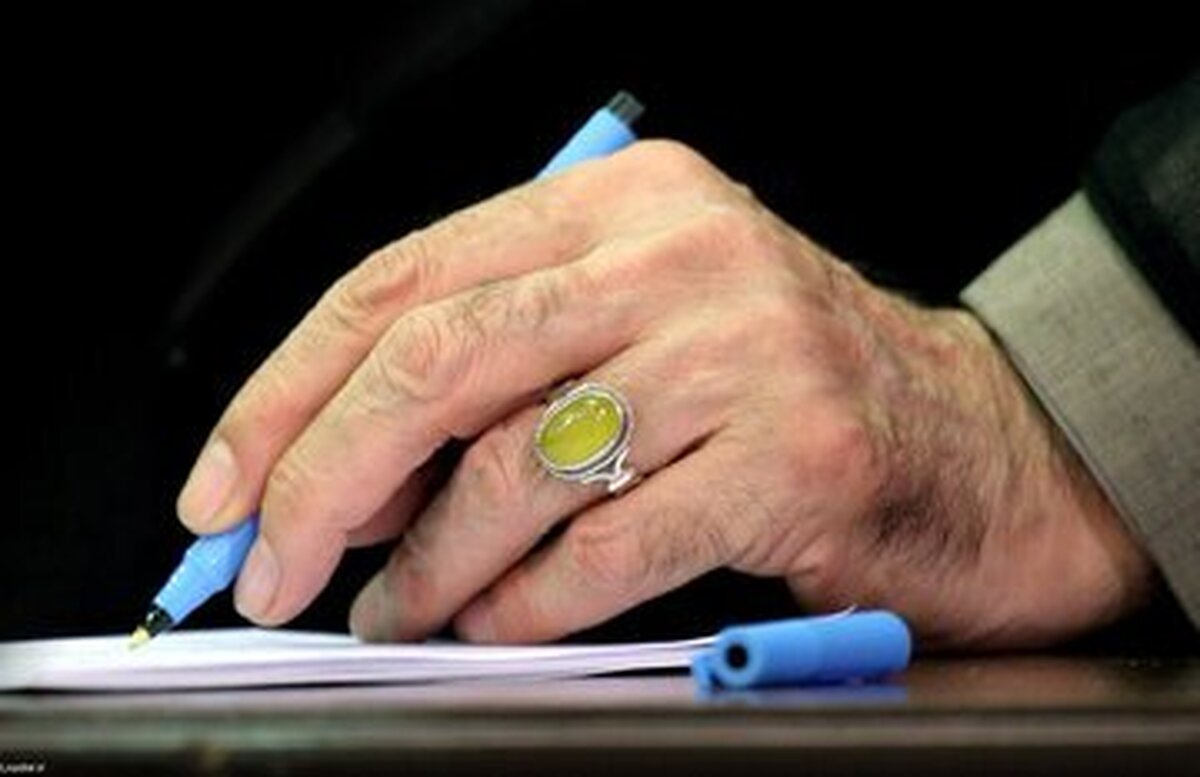 انتصاب احمدیان و شمخانی به عنوان نمایندگان رهبری در شورای دفاع