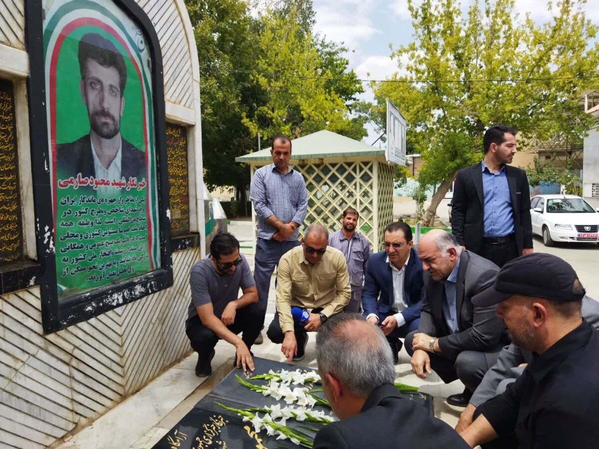 غبارروبی مزار « شهید صارمی» در بروجرد  به مناسبت روز خبرنگار