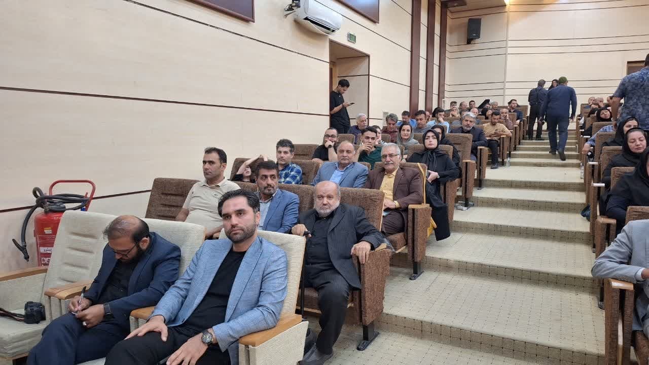 خبرنگاران عزتمندانه پای نظام و انقلاب ایستاده اند خبرنگاران عزتمندانه پای نظام و انقلاب ایستاده اند