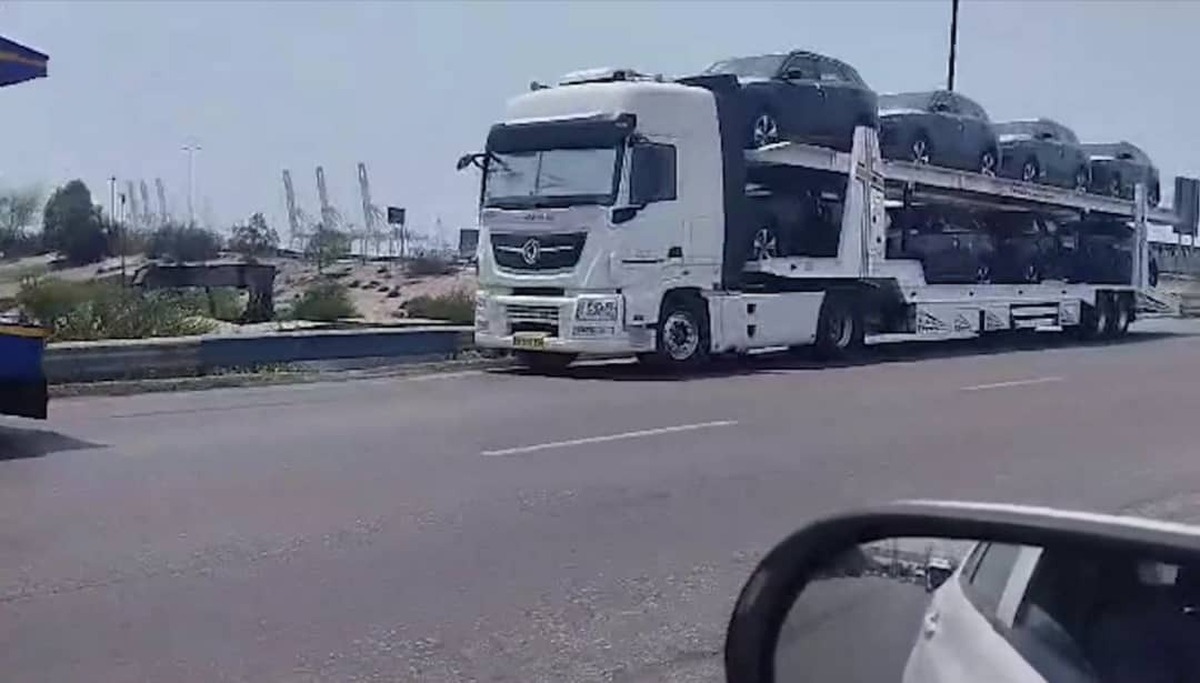 ترخیص ۲ هزار و ۲۵۰ دستگاه خودروی نو وارداتی با پیگیری دستگاه قضایی در بندر شهید رجایی بندرعباس 