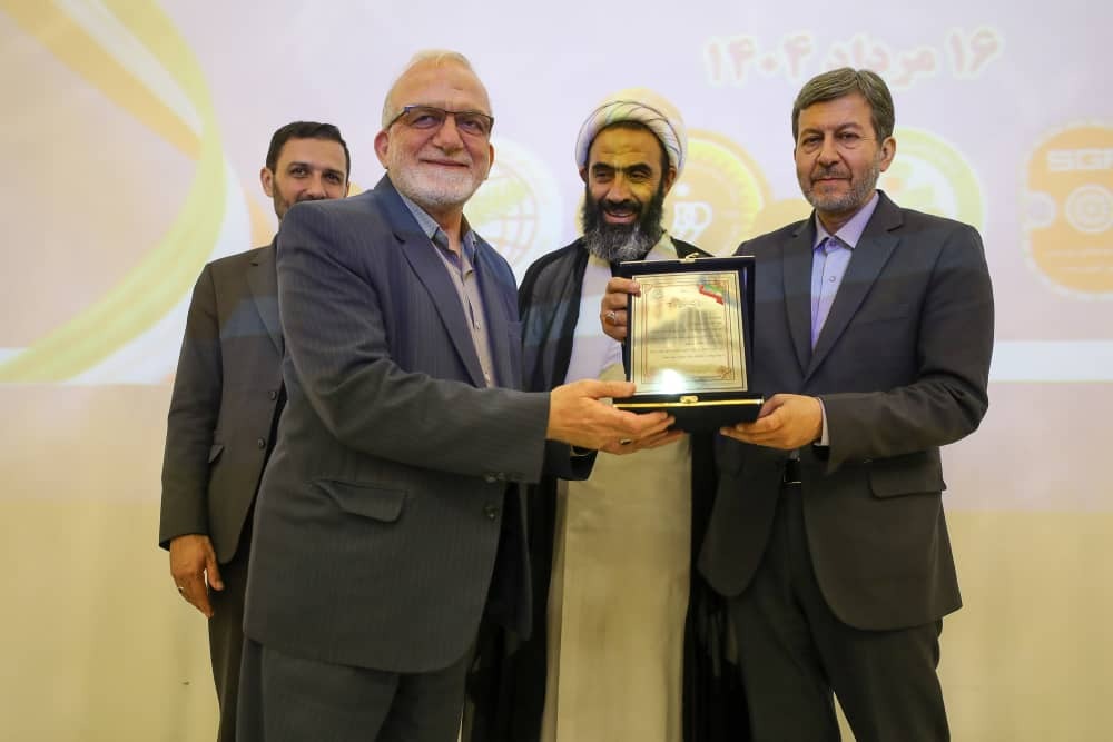 اهدای تابلوی «تا پای جان برای اصفهان» به استاندار در جشنواره ورزشی‌نویسان