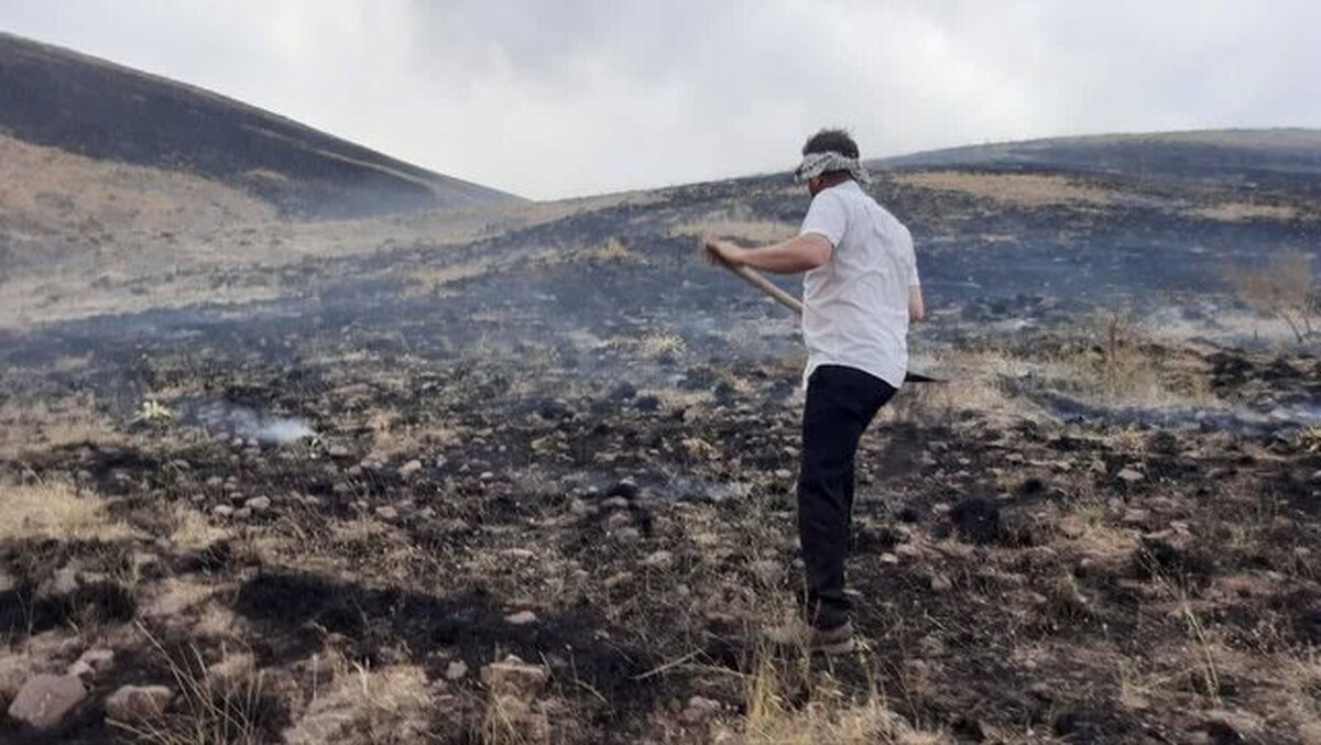 محیط‌بانان آتش را در مراتع آتمیان مهار کردند