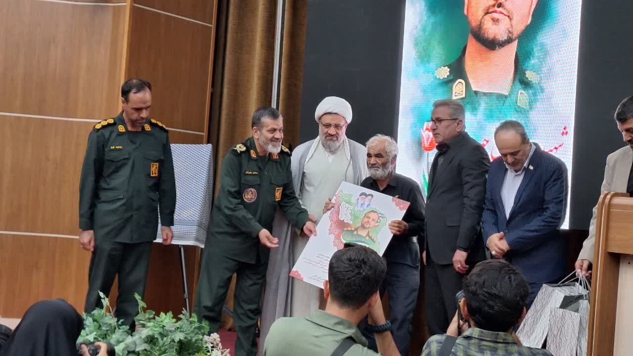 سپاه قزوین از خبرنگاران فعال عرصه رسانه تجلیل کرد سپاه قزوین از خبرنگاران فعال عرصه رسانه تجلیل کرد