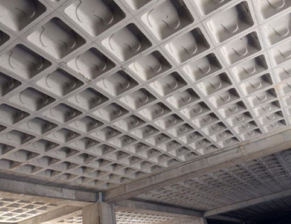 مقایسه جامع قالب یوبوت و قالب تخت پلاستیکی در سقف‌های بتنی