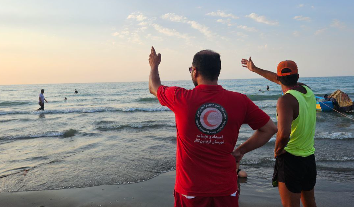 نجات ۲۲۵ نفر از امواج مرگبار خزر