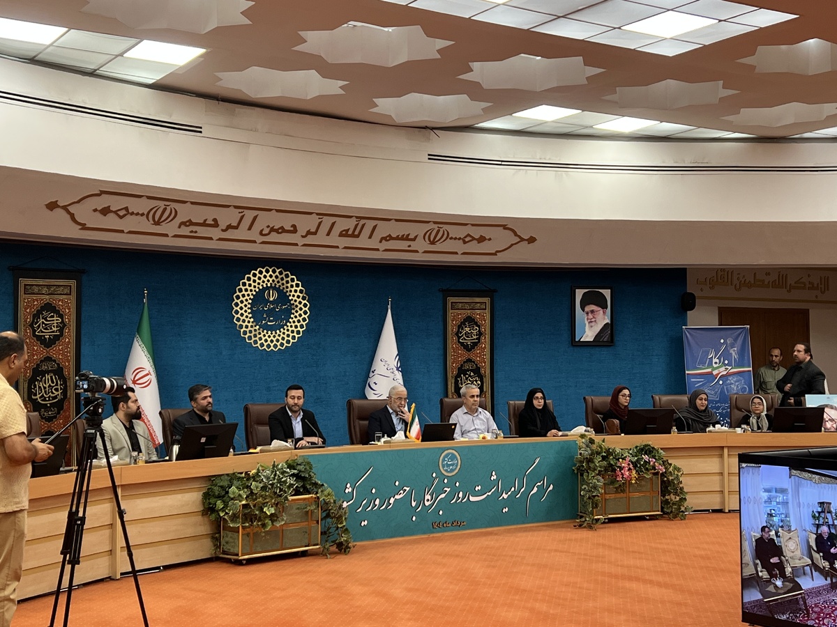 حضور خانواده شهدای رسانه جنگ تحمیلی ۱۲روزه در مراسم روز خبرنگار در وزارت کشور