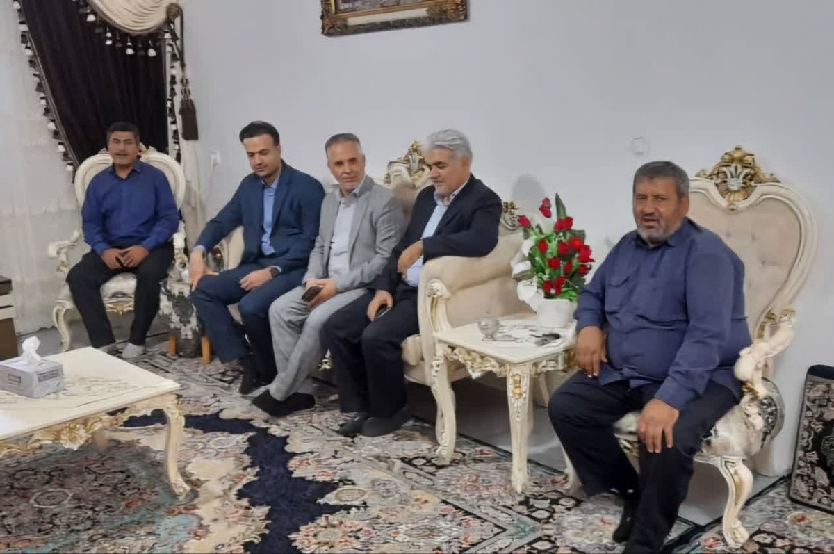 شهردار اقبالیه با خانواده شهید دیدار و گفتگو کرد