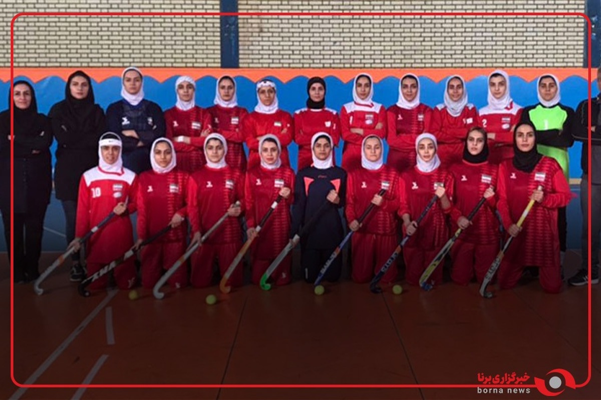 احترام نظامی بازیکنان تیم ملی اینلاین‌هاکی بانوان حین پخش سرود ملی جمهوری اسلامی ایران