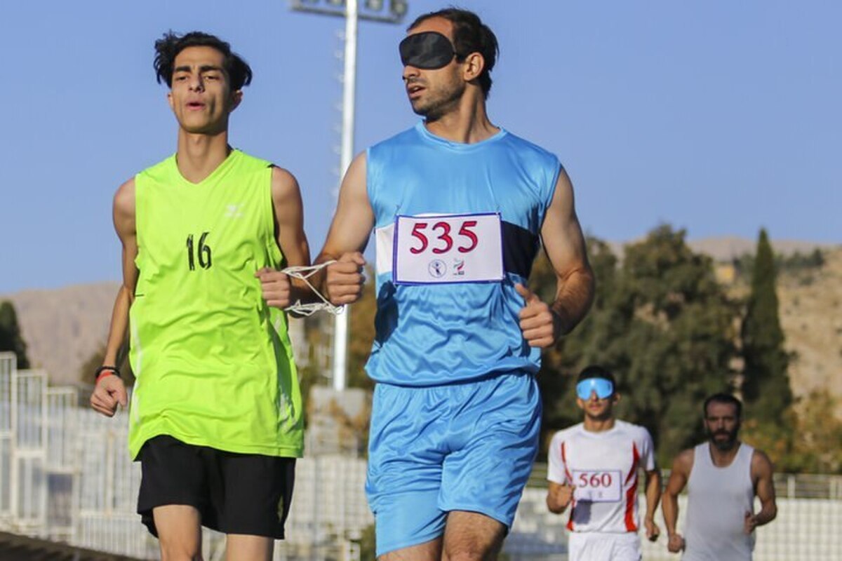 دوومیدانی کاران نابینا و کم‌بینا روی خط استارت