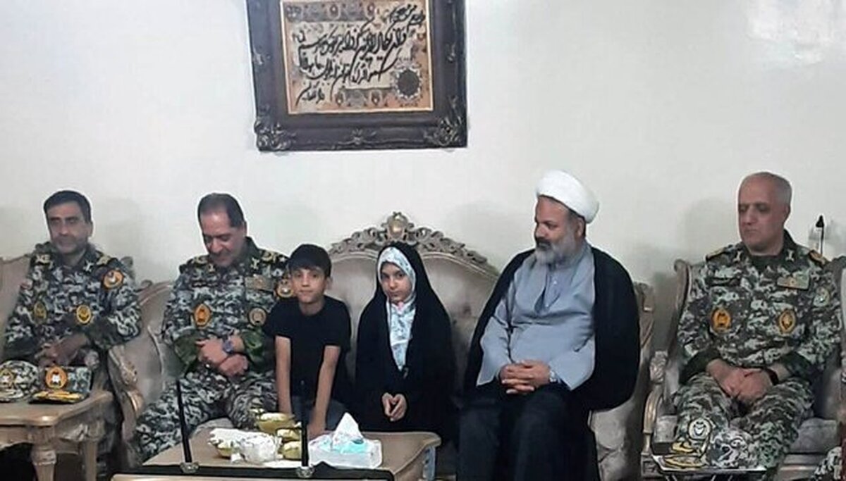 دیدار امیر سرتیپ صباحی فرد با خانواده یکی از شهدای ارتش در جنگ ۱۲ روزه