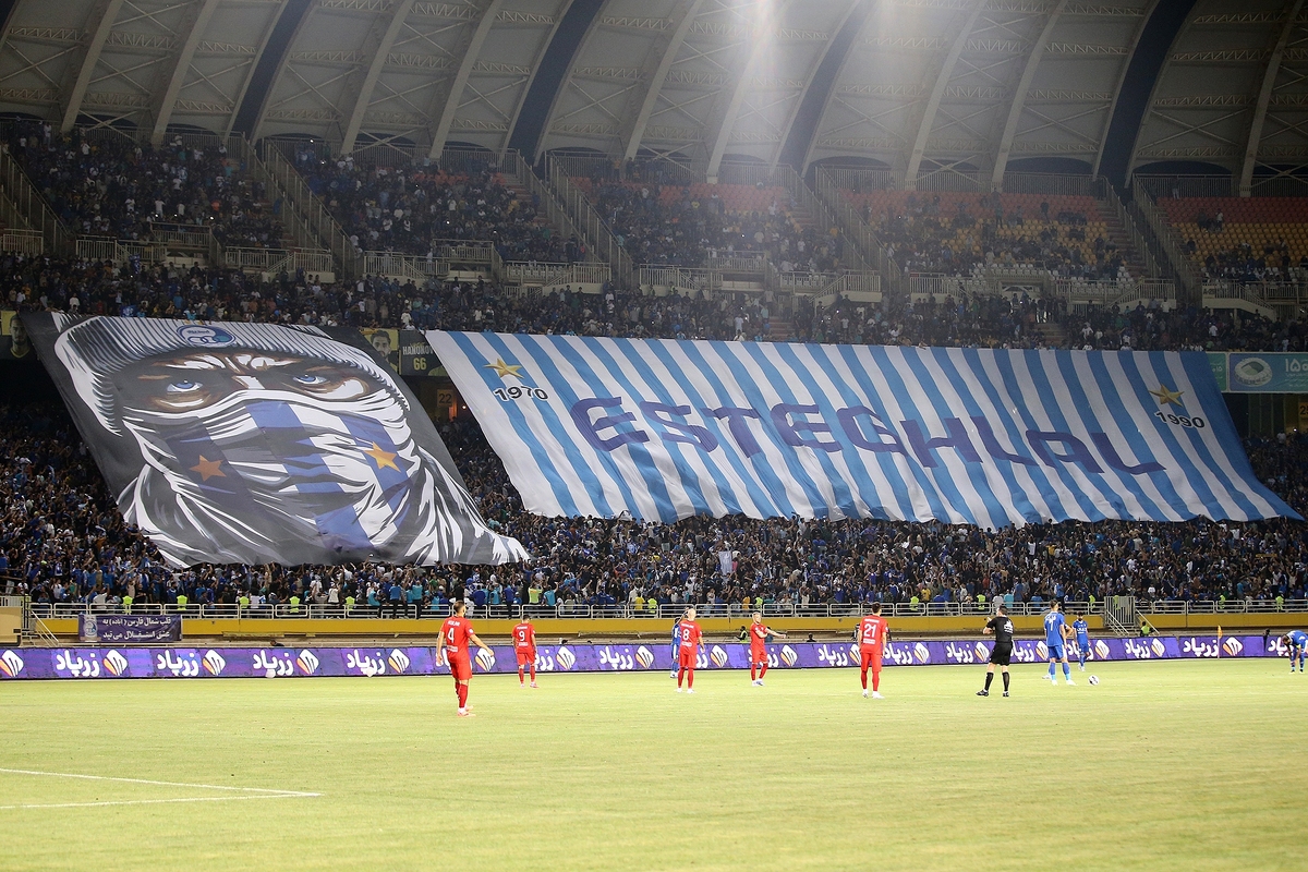 چشمان آبی، نگاهی سرخ به میدان سبز