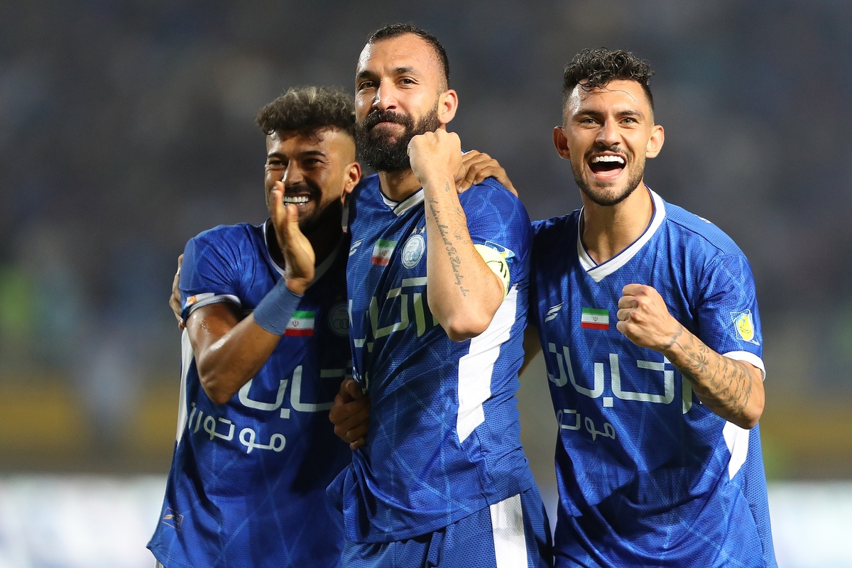 دیدار تیم‌های فوتبال استقلال - تراکتور