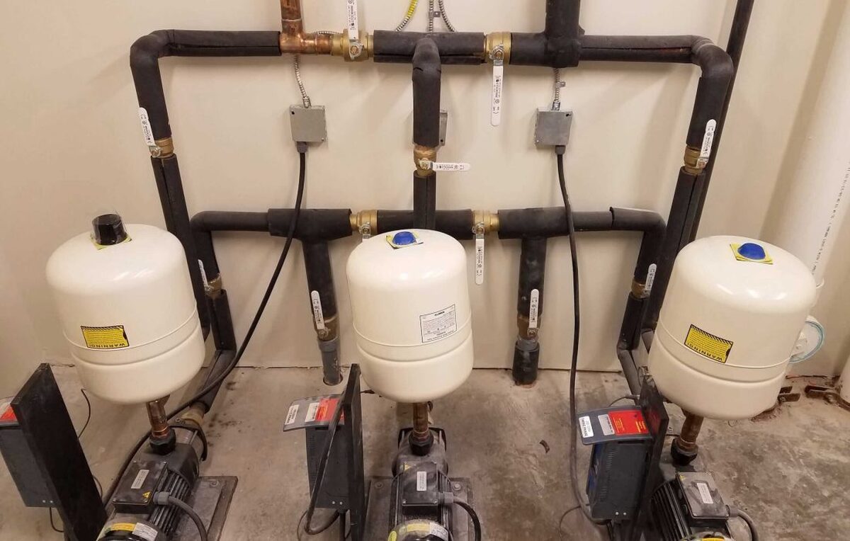 بازار پمپ و مخزن زیر ذره‌بین؛ چه کسانی سود افت فشا آب را می‌برند؟