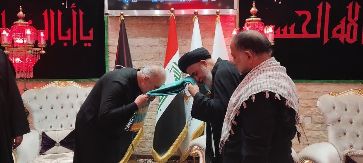 اهدای پرچم متبرک مسجد جمکران به مجموعه مدینه‌الزائرین عتبه امام حسین(ع)