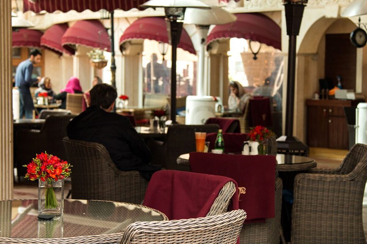 قدم زدن در دنیای دوگانهٔ تفریحات لاکچری و حسرت‌های طبقاتی