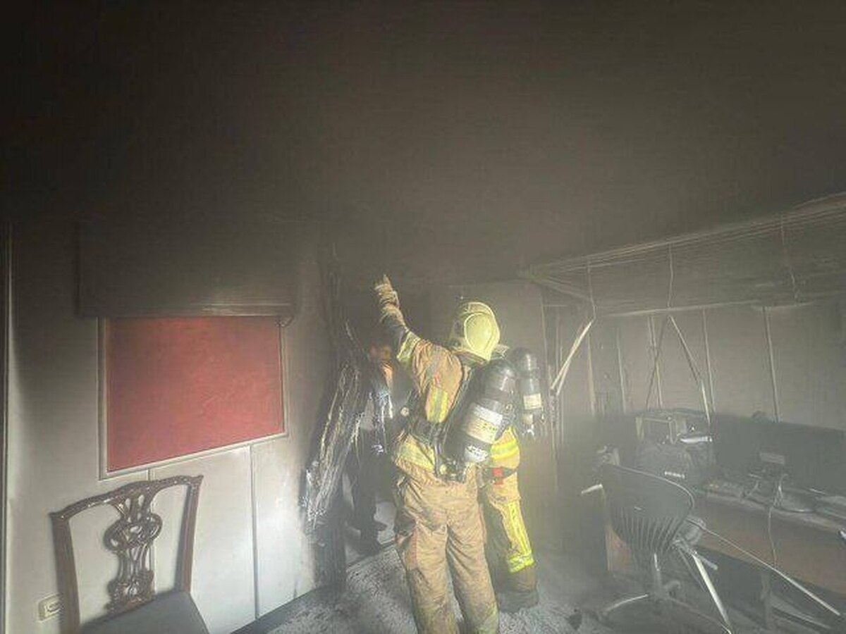 مصدومیت ۲ آتش نشان در آتش سوزی خانه‌ای در خیابان خراسان