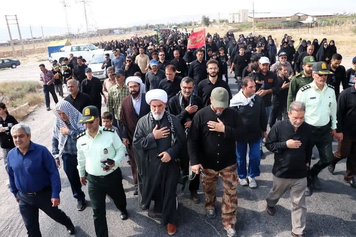 جاماندگان اربعین در بویین زهرا پیاده روی کردند