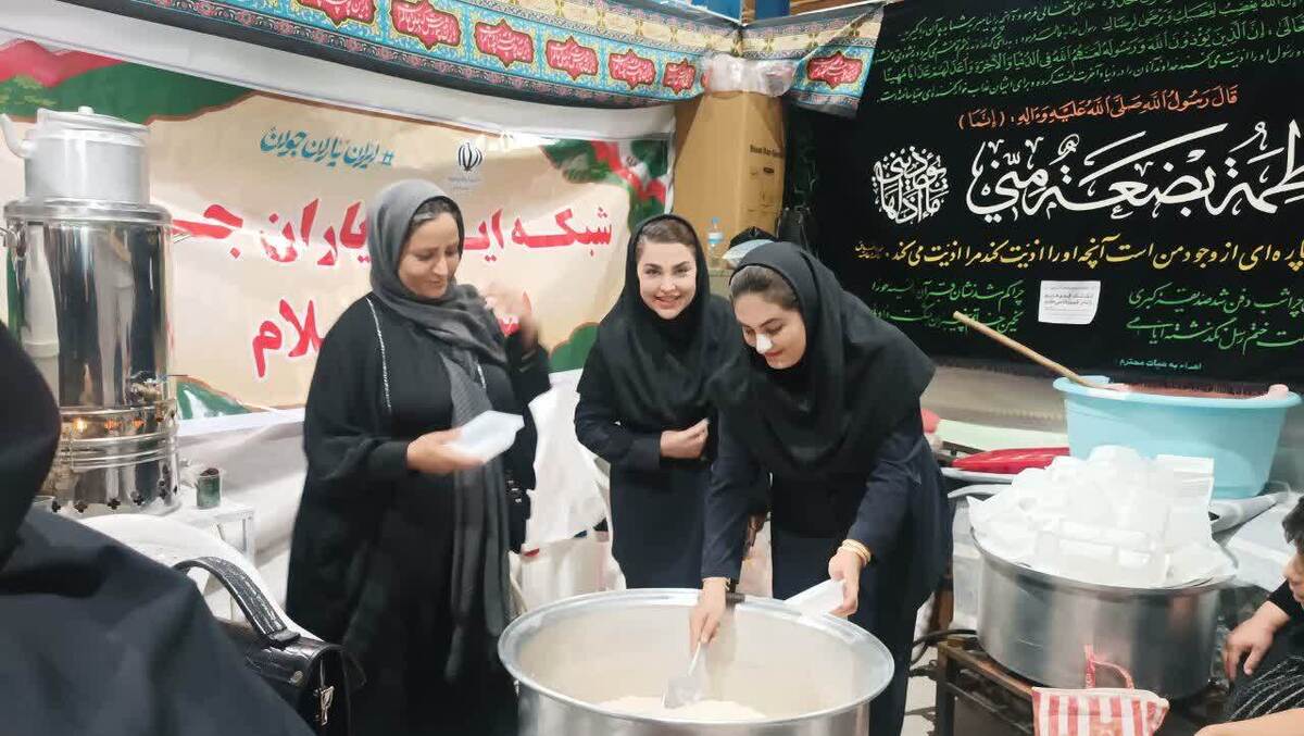 روزانه ۱۵۰۰پرس غذاتوسط موکب شبکه ایران یاران جوان ایلام دربین زوارنوزیع می شود