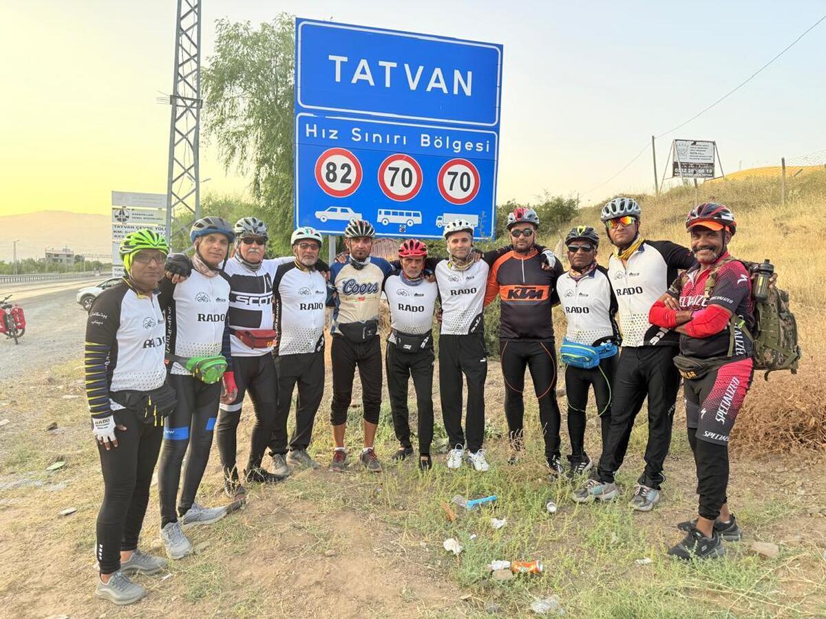 دوچرخه‌سواران مینابی دریاچه وان ترکیه را دور زدند؛ پاکسازی طبیعت و ترویج همدلی